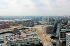 Luftaufnahme von der Ericusspitze und dem Ericusgraben in der Hamburger Hafencity. In der Bildmitte der Kaispeicher B am Magedburger Hafen.