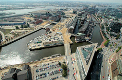 Luftaufnahme von dem Hamburger Stadtteil Hafencity und der Speicherstadt - in der Bildmitte die Ericusspitze; re. der Zollkanal, lks. der Ericusgraben. (2006)