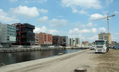 Blick vom Kaiserkai über den Sandtorhafen zu den Neubauten am Sandtorkai - im Hintegrund hat der Abriss der Kaffeelagerei begonnen, dahinter der Kaispeicher B am Magdeburger Hafen. (2006)