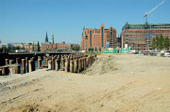 Baustelle der Elbarkaden am Magdeburger Hafen in der Hamburger Hafencity - im Hintergrund Kaispeicher B und die Hamburger Speicherstadt.