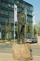 Bronzeskulptur von Klaus Störtebeker in der Hamburger Hafencity, temporärer Standort am Großen Grasbrook (2006).