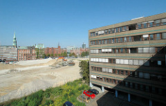 Blick vom  Gebäude des Amts für Strom und Hafenbau auf die Brachfläche, die für den Bau des Überseequartiers vorbereitet wird; im Hintergrund Speichergebäude am Sandtorkai. (2006)