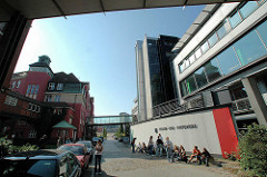 Gebäude vom Alten Hafenamt / Strom und Hafenbau, Vorgänger der HPA - Hamburg Port Authority, moderner Anbau ( 2006 ).
