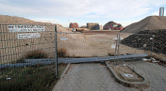 Abgeschlossener Abriss des Lagergebäudes / Betriebsgebäude der Kaffeelagerei am Sandtorkai / Brooktorkai; im Hintergrund die Gebäude vom Amt für Strom- und Hafenbau und der Kaispeicher B am Magdeburger Hafen (2006)
