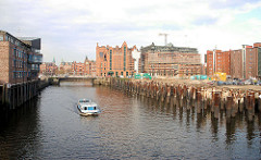 Fotos aus dem Hamburger Hafen / Hafencity; Kaispeicher B / Verwaltungsgebäude im Magdeburger Hafen, Stahlsäulen im Wasser. ( 2006 )