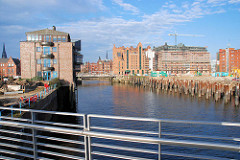 Blick von der Baakenbrücke auf den Magdeburger Hafen zur Magdeburger Brücke und dem Kaispeicher B. Lks. das Gebäude der HafenCity GmbH.