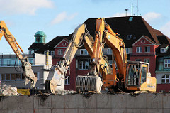 Abriss des moderne Anbaus vom Gebäude des Amts für Strom- und Hafenbau in der Hamburger Hafencity - Abbruchbagger + Schaufelbagger. (2006)