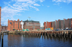 Hafenbecken Magdeburger Hafen in der Hamburger Hafencity - ein Lagerhaus, das auf Eisenstelzen stand wurde abgerissen; die Eisenpfähle sind noch ins Wasser gerammt. - im Hintergrund der Kaispeicher B und Kontorhäuser.