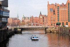 Motive aus dem Hamburger Hafen / Hafencity; Kaispeicher B / Magdeburger Brücke im Magdeburger Hafen, Stahlsäulen im Wasser - im Hintergrund Gebäude der Speicherstadt am Brooktorkai, St. Annen. ( 2006 )