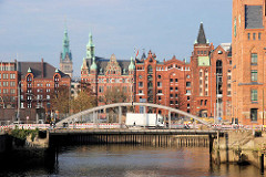 Blick zur Magdeburger Brücke über den Magdeburger Hafen - im Hintergrund die Hamburger Speicherstadt.