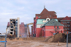 Gebäude des Amts für Strom- und Hafenbau in der Hamburger Hafencity - der moderne Anbau lks. wird abgerissen - in der Bildmitte der Kaispeicher B am Magdeburger Hafen. ( 2006 )