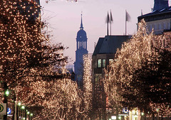 Straßenbäume mit Lichterketten geschmückt - Mönckebergstraße in der Hamburger City.