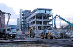 Abriss des moderne Anbaus vom Gebäude des Amts für Strom- und Hafenbau in der Hamburger Hafencity - Schutthaufen und Abrissbagger / Abbruchbagger Ecke Brooktor und Dalmannstrasse. ( 2007 )
