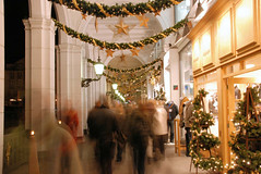 Passanten in den weihnachtlich geschmückten Alsterarkaden in der Hamburger Innenstadt.