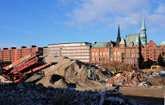 Schuttberge vom abgerissenen Amt für Strom und Hafenbau - Förderband; Gebäude am Sandtorkai und Kirchtürme der Nikolaikirche / Katharinenkirche. ( 2007 )