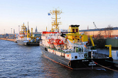 Die Forschungsschiffe GAUSS und Komet haben am Kirchenpauerkai im Hamburger Hafen festgemacht.