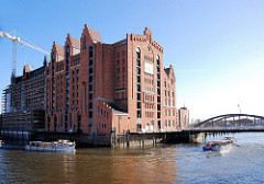 Blick über den Brooktorhafen zum Magdeburger Hafen - Gebäude vom Kaispeicher B; Barkassen der Hafenrundfahrt auf ihrem Törn durch den Hamburger Hafen. ( 2007 )