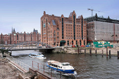 Blick über den Magdeburger Hafen zum Kaispeicher B -  während des Umbaus zum Maritimen Museum Hamburg, 2007; Barkassen der Hamburger Hafenrundfahrt auf ihrer Tour.
