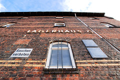 Lagerhaus G am Dessauer Ufer, Hamburg Kleiner Grasbrook; Fassade vom Lagerhaus mit Gedenktafeln (2007).