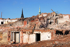 Teilabriss vom Gebäude des Amts für Strom- und Hafenbau in der Hamburger Hafencity - Schuttberge, Kirchturmspitzen der St. Nikolaikirche, St. Petrikirche. ( 2007 )