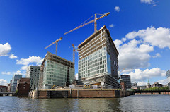 Baustelle in Hamburg - Entstehung der Bürogebäude der Spiegel-Gruppe, Verlagsgruppe auf der Ericusspitze - Baukräne.