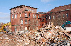 Teilabriss vom Gebäude des Amts für Strom- und Hafenbau in der Hamburger Hafencity - Schuttberge und historische Ziegelarchitektur des denkmalgeschützten Teilgebäudes. ( 2007 )