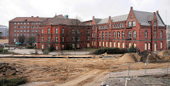 Gebäude vom des Amts für Strom- und Hafenbau in der Hafencity Hamburg - die Fenster des denkmalgeschützten Ziegelgebäudes sind mit Holzplatten vernagelt ( 2007 ).