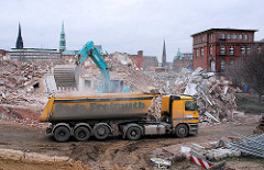 Der Schutt des abgerissenen Gebäudes des Amts für Strom- und Hafenbau wird mit einem Schaufelbagger auf einen Lastwagen verladen. ( 2007 )