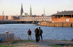Angler am Baakenhöft / Petersenkai - Blick auf den Buenos Aires Kai / Versmannkai und zur Magdeburger Brücke.