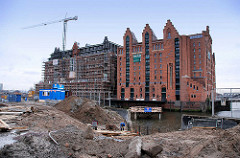 Blick über den Brooktorhafen zum Kaispeicher B -  während des Umbaus zum Maritimen Museum Hamburg, 2007. Arbeiten an den Kaianlagen und Bau der Brücke über den Kanal zum Speichergebäude.