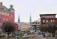 Gebäude des Amts für Strom- und Hafenbau - in der Mitte wird der moderne Anbau abgerissen - Kirchtürme der Hamburger St. Nikolaikirche + St. Katharinenkirche. (2007)