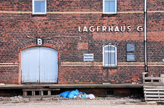Lagerhaus G am Dessauer Ufer, Hamburg Kleiner Grasbrook; Laderampe mit Holzbalken abgestützt - Müllsäcke (2007).