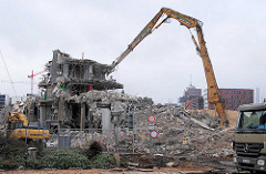 Abriss des moderne Anbaus vom Gebäude des Amts für Strom- und Hafenbau in der Hamburger Hafencity - Schutthaufen und Abrissbagger / Abbruchbagger Ecke Brooktor und Dalmannstrasse. ( 2007 )