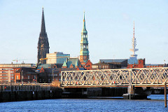 Blick zur Baakenbrücke im Magdeburger Hafen - Gebäude des Hamburger Amts für Strom- und Hafenbau / Kirchturm der St. Nikolaikirche, St. Katharinenkirche und der Fernsehturm Hamburgs. ( 2007 )