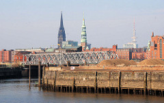 Blick vom Baakenhöft / Petersenkai zum Versmannkai und der Magdeburger Brücke - Hamburger Kirchen St. Nikolai / St. Katharinen.