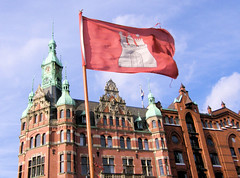 Fotos von Hamburg-Flaggen; roter Grund mit weißer Burg, Wappen.