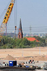 Baustelle Gewerbegebiet / Containerlager in Hamburg Altenwerder - Kirchturm der Kirche St. Gertrud. (2007)