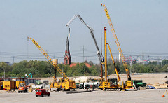 Baustelle am Containerhafen Hamburg Altenwerder - im Hintergrund die Kirche St. Gertrud (2007)
