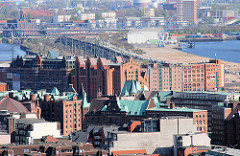 Luftaufnahme von der Hamburger Hafencity / Speicherstadt - Kupferdächer der Speicher; in der Bildmitte der Kaispeicher B, im Hintergrund der Baakenhafen.