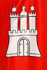 Fotos von Hamburg-Flaggen; roter Grund mit weißer Burg, Wappen.