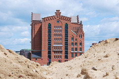 Blick vom Baugelände des Überseequartiers in der Hamburger Hafencity zum Gebäude des Kaispeicher B am Magdeburger Hafen /  Brooktorhafen. ( 2007 )