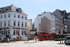 Fotos aus der Dammtorstraße in der Hamburger Neustadt - Innenstadt; Abriss / Baulücke bei der Bushaltestelle, 06/2007.