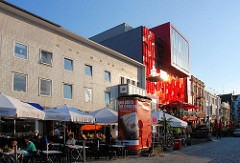 Schmidt Theater am Spielbudenplatz - Aussengastronomie, Tische an der Straße Sonnenschirme.