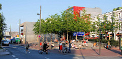 Neugestalteter Spielbudenplatz - Blick über die Reeperbahn in Hamburg St. Pauli.