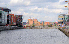 Hafenbecken / Sandtorhafen in der Hamburger Hafencity - Bürogebäude und Baustellen; im Hintergrund der Kaispeicher B am Magdeburger Hafen.
