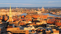 Abendstimmung in Hamburg - Blick auf die Speicherstadt, lks. die St. Katharinenkirche - im Hintergrund der Oberhafenkanal und der Baakenhafen.-