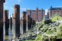 Alte verfallene Kaimauer im Magdeburger Hafen, Stahlsäulen - im Hintergrund der Kaispeicher B; Bilder aus dem Hamburger Hafen. ( 2007 )