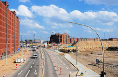Blick von den Strassen Am Sandtorkai / Brooktorkai über die Baustellen in der Hamburger Hafencity zum Kaispeicher B am Magedeburger Hafen. (2007)