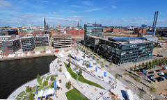 Blick über den Marco Polo Platz und den Hamburger Grasbrookhafen mit den Neubauten und Baukränen in der Hafencity Hamburgs.