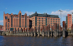 Bilder aus dem Hamburger Hafen / Hafencity; Kaispeicher B / Verwaltungsgebäude im Magdeburger Hafen, Stahlsäulen im Wasser. ( 2007 )